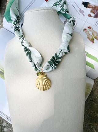 Scarf Necklace White/Green Shell Green Gemstone