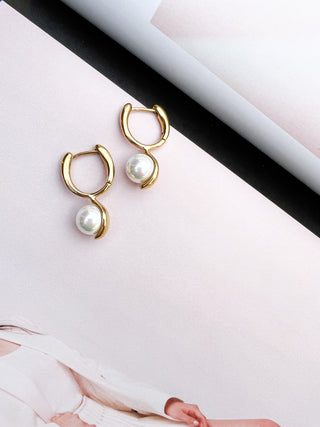 Colette Pearl Huggie